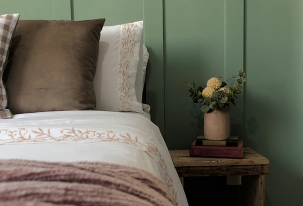 dormitorio verde relajado, decoracion slow design, diseño consciente