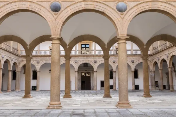 Szpital Tavera w Toledo w Hiszpanii, prezentujący architekturę renesansową